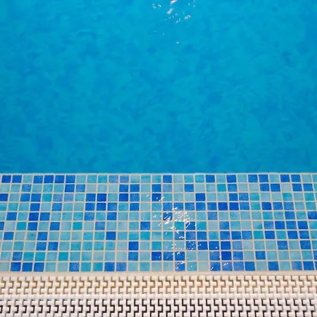 Royal מלון דירות 4*