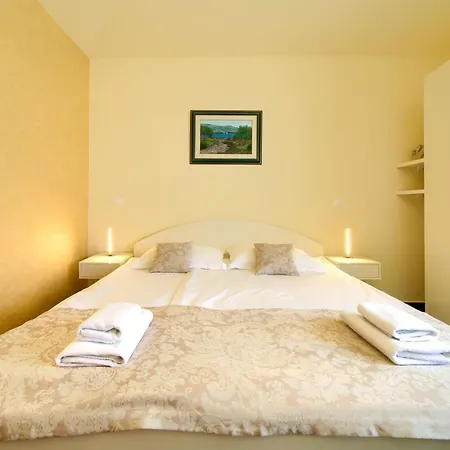 Royal מלון דירות 4*