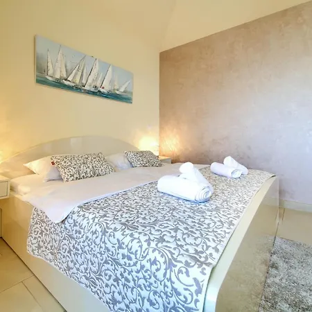 מלון דירות Royal 4*